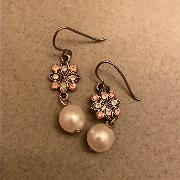 (CLOSET CLOSING FINAL SALE) Cute Pink Flower Pearl Dangle Earrings - Picture 3 of 4